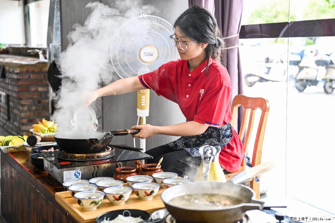 全网追的“扁担女孩”,找了一份暑假工,时薪12元 - 巴音郭楞生活资讯 - 巴音郭楞28生活网 bygl.28life.com